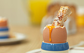 Weiches Ei mit Toast zum Frühstück