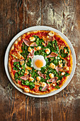 Pizza Popeye with spinach and egg