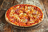 Pizza Tosca mit roten Zwiebeln
