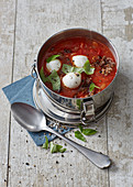 Tomato soup with minced meat and mozzarella 'to go'