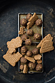 Truffle pralines with gingerbread crumbs