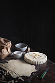 Pie mit karamellisierten Zwiebeln und Pilzen (ungebacken)
