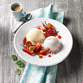 Vanille- und Zitronen-Erdbeer-Eis mit Erdbeer-Rhabarber-Kompott