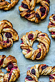 Wreaths of yeast dough with cinnamon and frozen berries