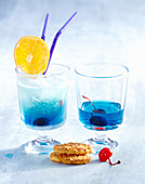 Blue Eyes (Cocktail mit Wermut, Gin, Curacao und Ginger Ale)