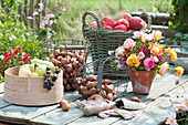 Herbst-Arrangement auf Terrassentisch