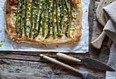 Puff pastry tart with green asparagus and onions