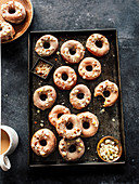 Lebkuchen-Donuts auf Backblech