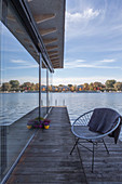 Modernes Hausboot: Stuhl auf der Terrasse