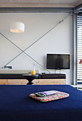 Modernes Hausboot: Maßgefertigtes Sofa und Fernseher im Wohnraum