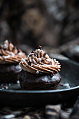 Schokoladen-Gewürz-Cupcakes mit Nougatfrosting und weihnachtlichem Zuckerdekor