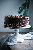Vegane Haselnuss-Schokoladen-Buttercreme-Torte