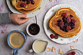 Pancakes mit Beeren und Marmelade