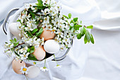 Eier und Kirschblütenzweige als frühlingshafte Dekoration