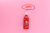 Flasche Srirachasauce mit Sprechblase 'Hot'
