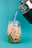 Asiatische Instant-Nudeln mit Garnelen im Glas
