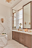 Luxuriöses Badezimmer mit Marmor an Wand und Boden