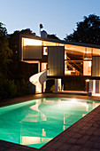 Abendlich beleuchtetes Architektenhaus mit Pool