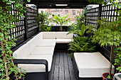 Großzügiges modernes Outdoor-Sofa auf Dachterrasse