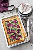 Rote-Bete-Kuchen mit Spinat, Gorgonzola und Haselnüssen