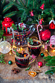 Glühwein in Teegläsern mit Zuckerrand zu Weihnachten