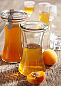 Selbstgemachter Aprikosenlikör mit frischen Früchten, Kernen und Cognac
