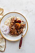 Indisches Lammcurry mit Kartoffeln serviert auf Reis