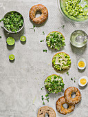Hausgemachte Bagels mit Eiersalat, Parmesan und Microgreens