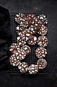 Chocolate Crinkle Cookies auf Abkühlgitter (glutenfrei)