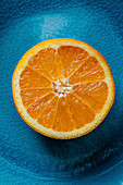 Halbe Orange auf Keramikteller