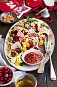 Salat mit gebackenem Schweinefleisch, Rote-Bete und Früchten