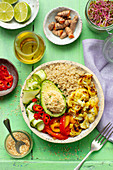 Vegane Buddha Bowl mit Quinoa, Avocado, Hummus und Gemüse