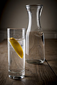 Glas Wasser mit Zitronenschnitz