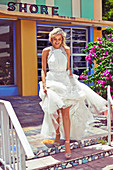 Junge blonde Frau in einem weißen Brautkleid