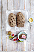 Dark almond bread with granular cream cheese (low carb)