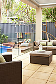 Loungemöbel auf der überdachten Terrasse am Pool
