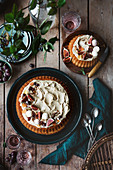 Vanillekuchen mit Karamellfrosting, frischen Feigen und Blumendeko auf Holzuntergrund