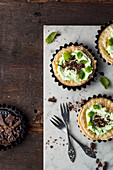 Puff pastry tartlets with mint cream and grated chocolate