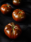 Braune Tomaten auf schwarzem Untergrund