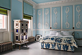 Schlafzimmer mit himmelblauen Wänden und aufwendigen Stuckaturen