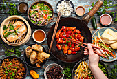 Verschiedene chinesische Gerichte auf Tisch