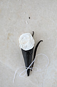 Vanille-Marshmallow (Zefir) in schwarzer Eiswaffel