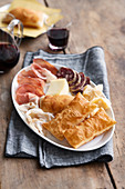 Frittiertes Hefegebäck mit Käse, Schinken, Salami und Lardo