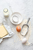 Backzutaten - Mehl, Butter, Zucker, Milch und Ei