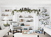 Weihnachtlich dekoriertes Wohnzimmer mit Tannenbaum und Geschenkpäckchen