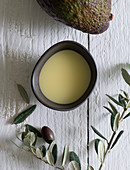 DIY-Hand- und Nagelbalsam aus Avocado und Oliven
