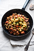Veganes Blumenkohl-Kokos-Curry mit Pilzen und in rote-Bete-Saft marinierten Kartoffeln