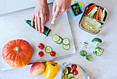 Gemüse für die Lunchbox schneiden