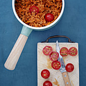 Roter Blitz-Couscous mit Hackfleisch und Tomaten