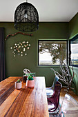 Esszimmer mit grünen Wänden und Eckfenster